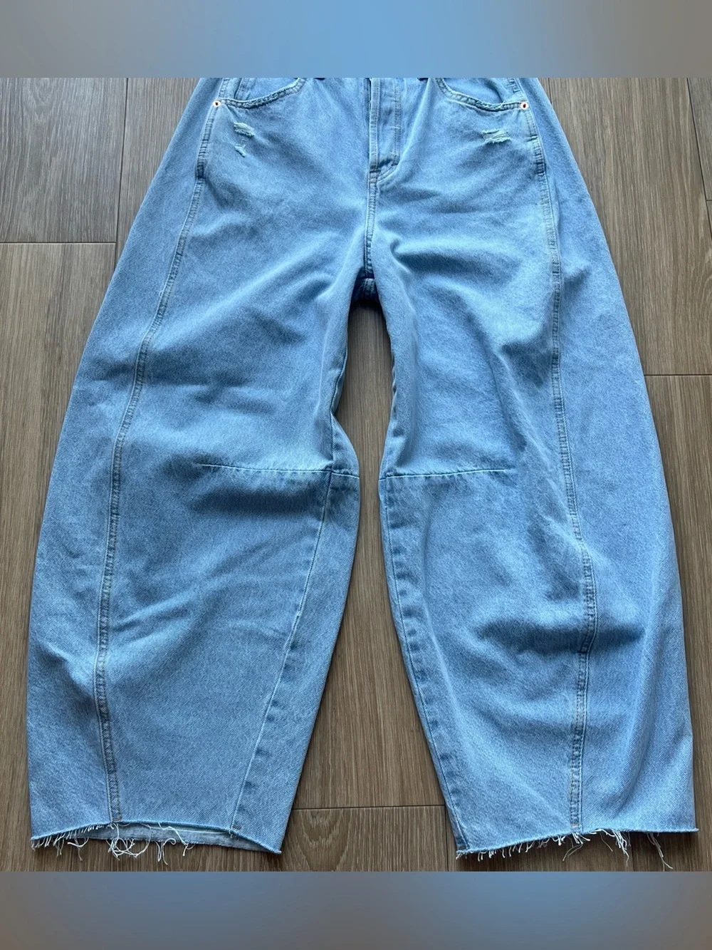 Universal Thread high rise curved leg jeans in blue, size 4 #highrise #barrel - Picture 4 of 4